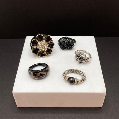 LOT 258: Beautiful Collection of Fashion Rings - Sizes 4.5 to 10