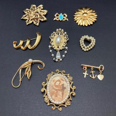 LOT 260: Vintage Gold Tone Brooch / Pin Collection