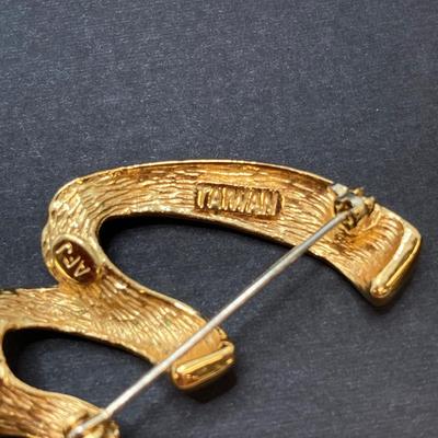 LOT 260: Vintage Gold Tone Brooch / Pin Collection