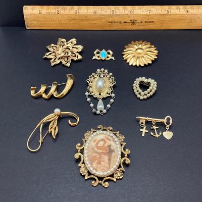 LOT 260: Vintage Gold Tone Brooch / Pin Collection