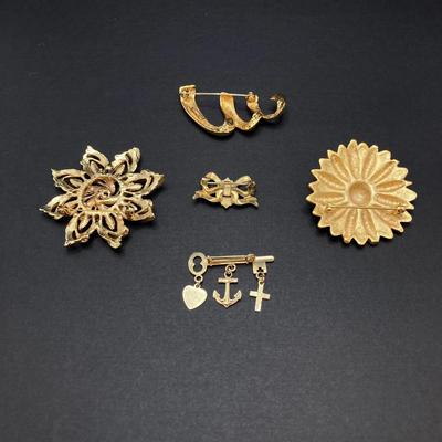 LOT 260: Vintage Gold Tone Brooch / Pin Collection