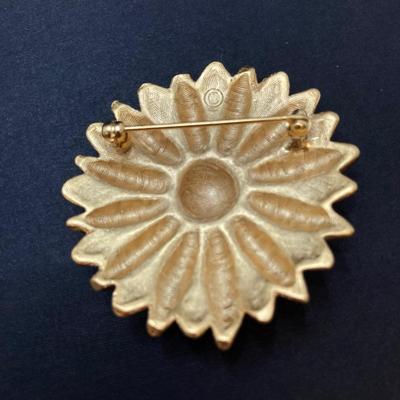LOT 260: Vintage Gold Tone Brooch / Pin Collection