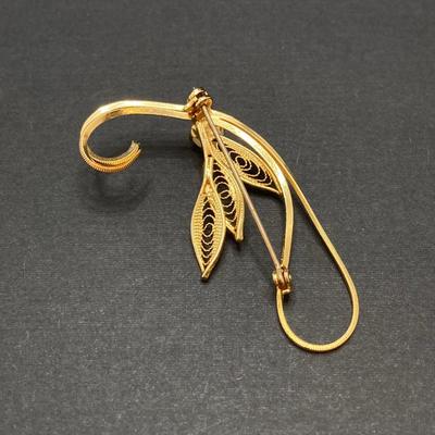 LOT 260: Vintage Gold Tone Brooch / Pin Collection