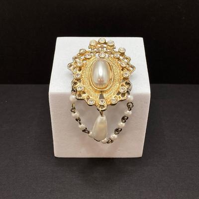 LOT 260: Vintage Gold Tone Brooch / Pin Collection