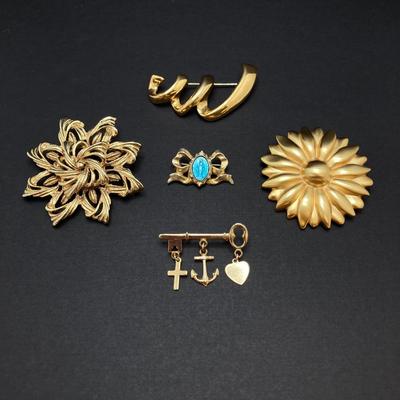 LOT 260: Vintage Gold Tone Brooch / Pin Collection