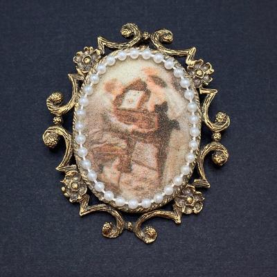 LOT 260: Vintage Gold Tone Brooch / Pin Collection