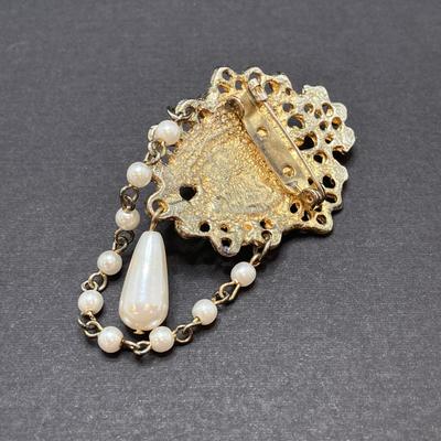 LOT 260: Vintage Gold Tone Brooch / Pin Collection