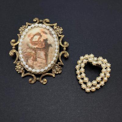 LOT 260: Vintage Gold Tone Brooch / Pin Collection