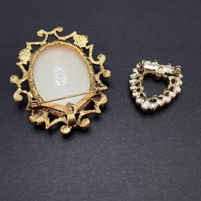 LOT 260: Vintage Gold Tone Brooch / Pin Collection