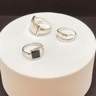 LOT 261: Collection of Shiny 925 Sterling Rings Sizes 8 and 9 - 24.4 gtw