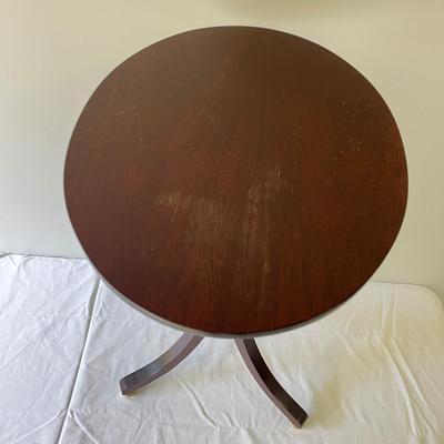 Three Footed Wooden Oval Shaped Side Table (G-MG)