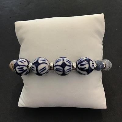 AGATE Eyes gemstones with Delft Blue Ceramic and Lucite bead stretch bracelet