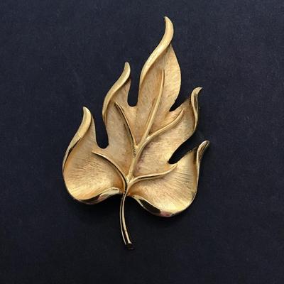 Gold tone leaf brooch