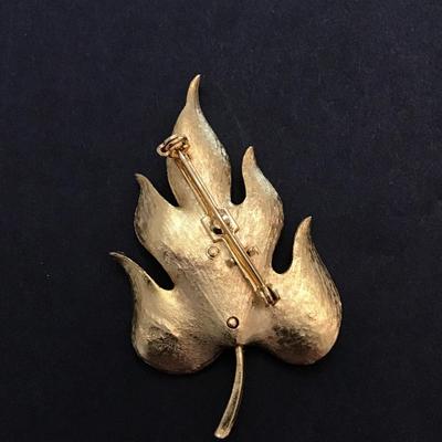 Gold tone leaf brooch
