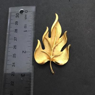 Gold tone leaf brooch