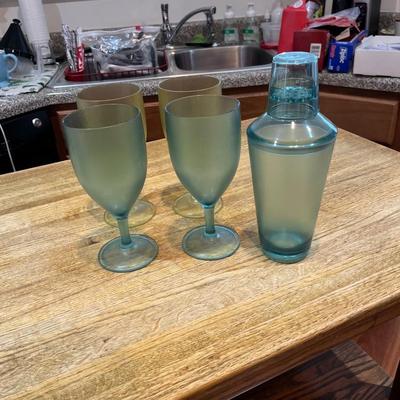 Acrylic Glasses and Cocktail Shaker K)