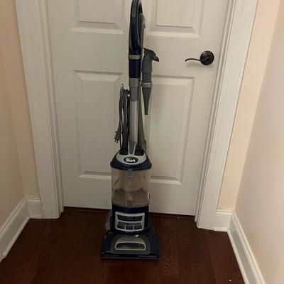 Shark Lift-Away Deluxe Upright Vacuum (L-MG)