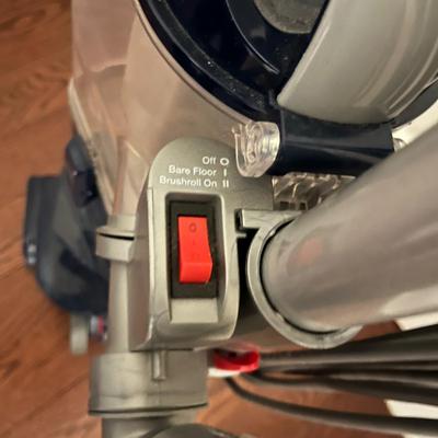Shark Lift-Away Deluxe Upright Vacuum (L-MG)