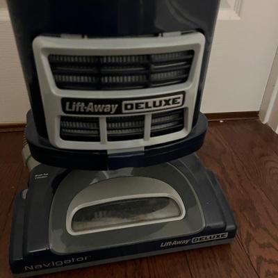 Shark Lift-Away Deluxe Upright Vacuum (L-MG)