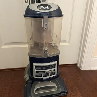 Shark Lift-Away Deluxe Upright Vacuum (L-MG)
