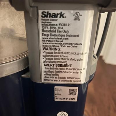Shark Lift-Away Deluxe Upright Vacuum (L-MG)