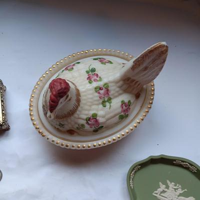 CHARLETON HAND PAINTED HEN ON NEST, WEDGWOOD PLATE AND METAL BOX WITH BUTTONS AND MORE