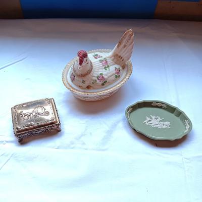 CHARLETON HAND PAINTED HEN ON NEST, WEDGWOOD PLATE AND METAL BOX WITH BUTTONS AND MORE