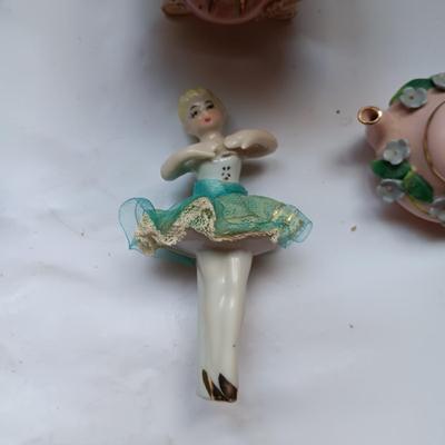 WALT DISNEY PRODUCTIONS ALICE IN WONDERLAND AND 3 OTHER VINTAGE FIGURINES