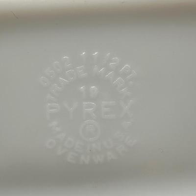 Four Vintage Pyrex Dishes