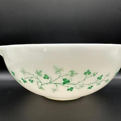 Four Vintage Pyrex Dishes