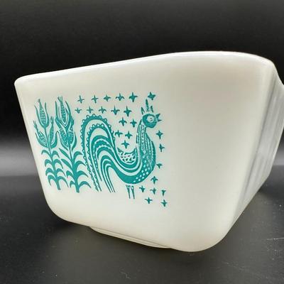 Four Vintage Pyrex Dishes