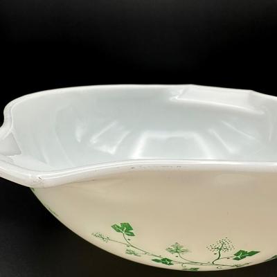 Four Vintage Pyrex Dishes