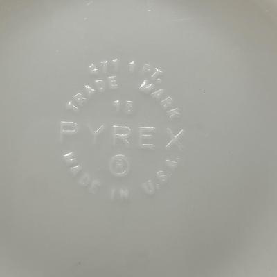Four Vintage Pyrex Dishes