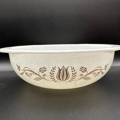 Four Vintage Pyrex Dishes
