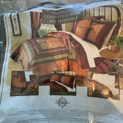 Beautiful bedspread with two pillows, size queen.