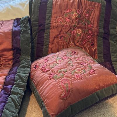 Beautiful bedspread with two pillows, size queen.