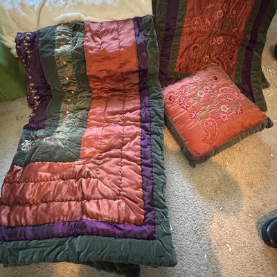 Beautiful bedspread with two pillows, size queen.