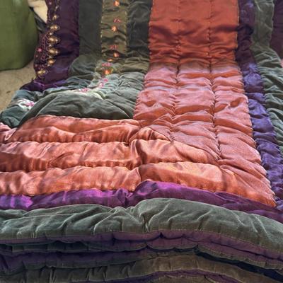 Beautiful bedspread with two pillows, size queen.
