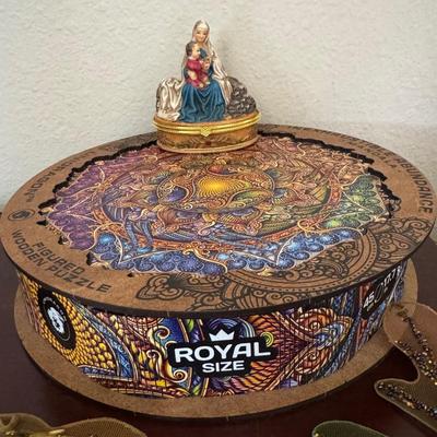 Various leaf and insect-themed ornaments and royal size jigsaw puzzle don’t know if it’s complete.