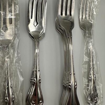 Oneida Deluxe Stainless Flatware Set