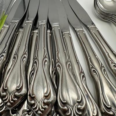 Oneida Deluxe Stainless Flatware Set