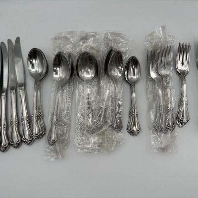 Oneida Deluxe Stainless Flatware Set