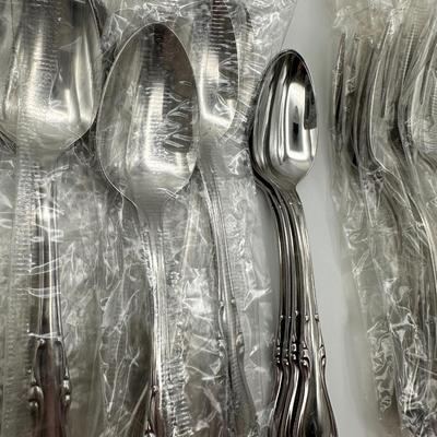 Oneida Deluxe Stainless Flatware Set