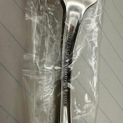 Oneida Deluxe Stainless Flatware Set