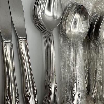 Oneida Deluxe Stainless Flatware Set