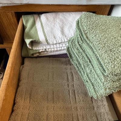 Various kitchen towels.