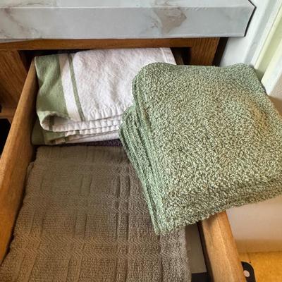 Various kitchen towels.
