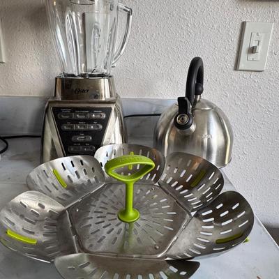 Collection of common kitchen appliances.