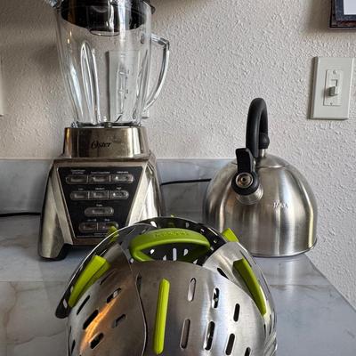 Collection of common kitchen appliances.