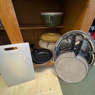 Variety of kitchen items,